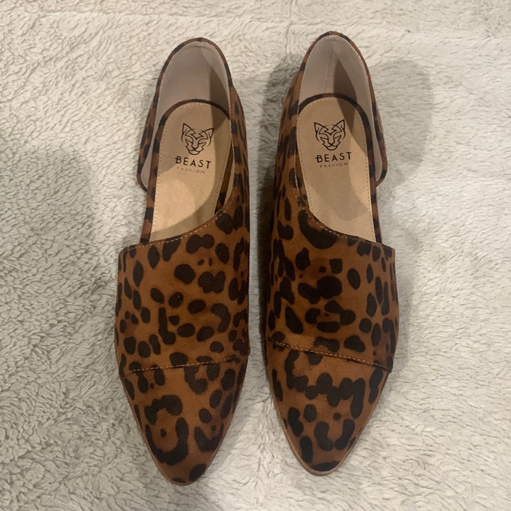 Beast Fashion Leopard print D’orsay flat cut out ankle booties. Size 9